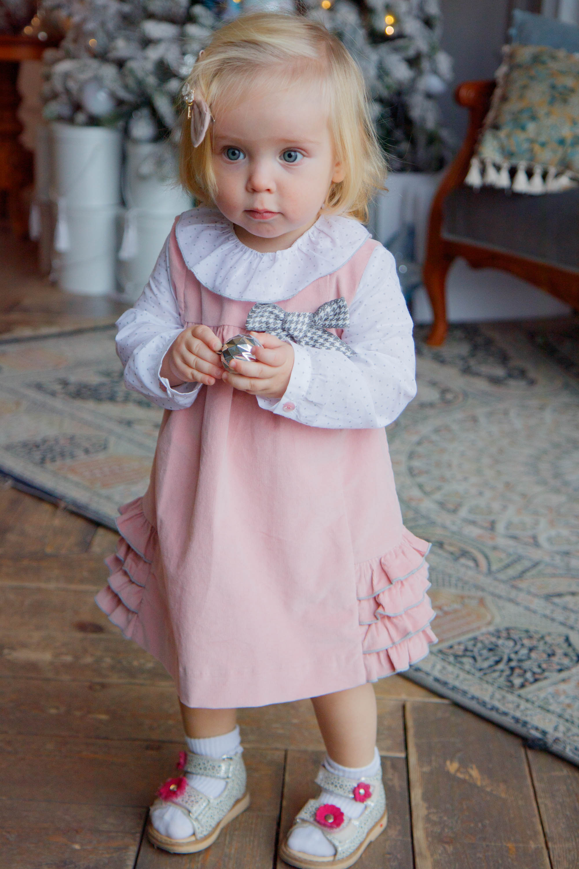 Бархатное платье с рюшами на малышку